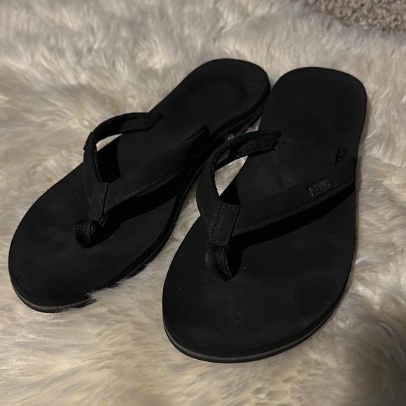 Women’s US size 9 Cushioned reef sandals - Picture 1 of 8